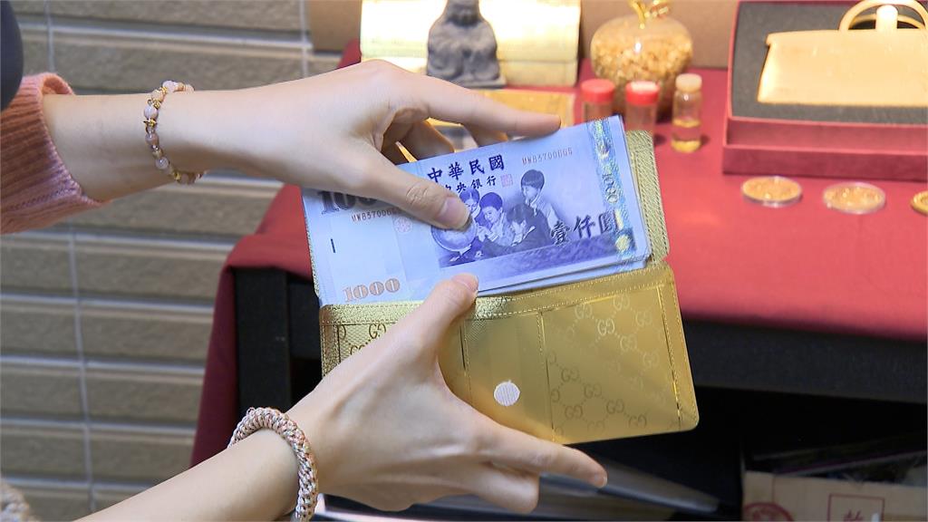 「金箔」紅包袋超喜氣！　特殊皮夾、手提包款式熱賣４萬份