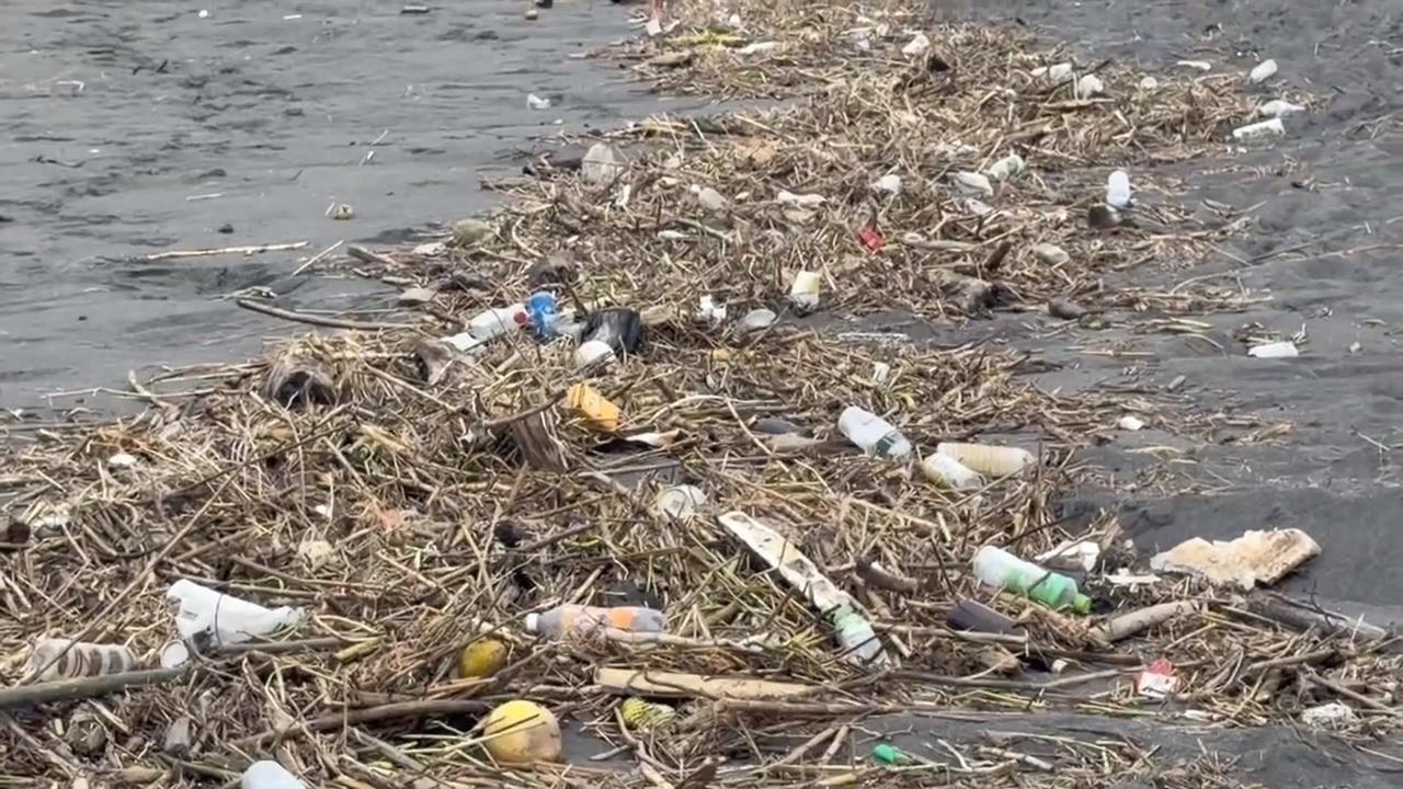 宜蘭海岸線爆量漂流木垃圾 漁民捕撈鰻苗受阻怨陷阱多