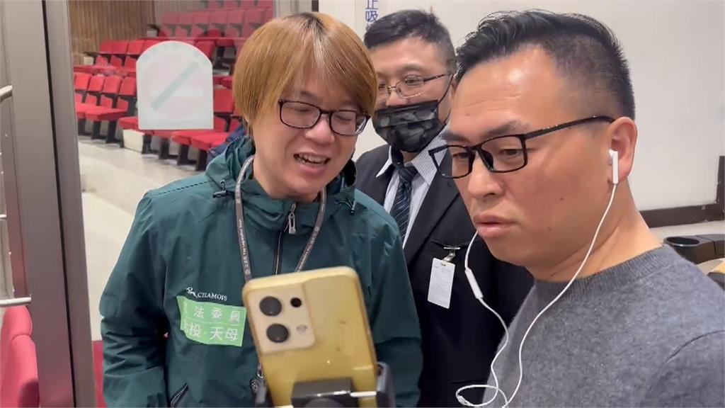 游智彬拿手機開直播鬧場罷團　議員要求張善政解除市府顧問