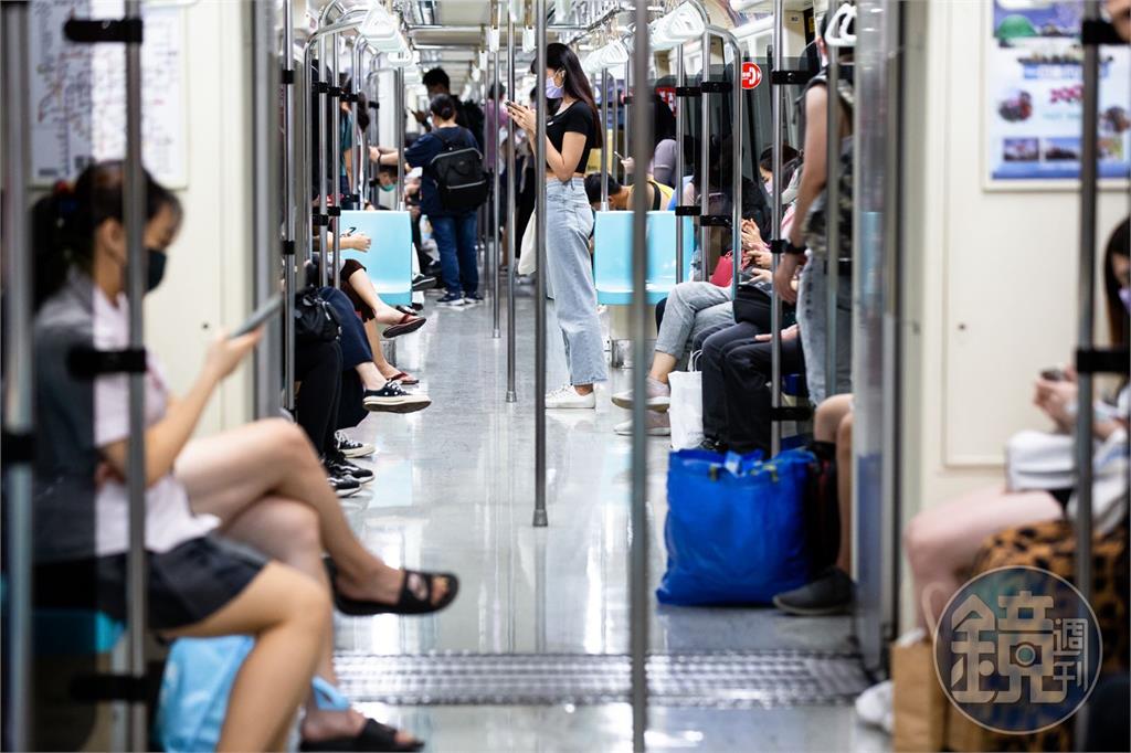她為老奶奶怒轟捷運博愛座上年輕人　反被眾網嗆翻：你是強盜？
