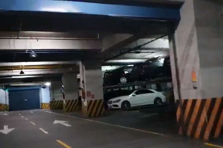 停車驚魂！男誤按上升鈕 害連人帶車卡車格