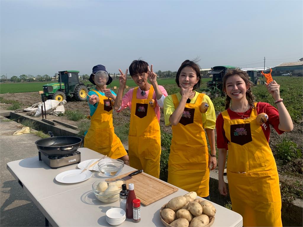 《綜藝新時代》籃籃以為「爽躺賺」演馬鈴薯！下一秒直接頭栽冰桶被狠倒一身冰塊