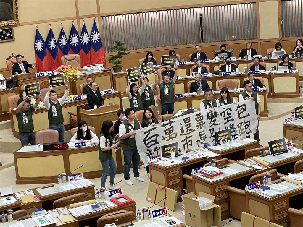 快新聞／綠議員高舉白布條喊「不要落跑」　侯友宜：我們一起守護中華民國