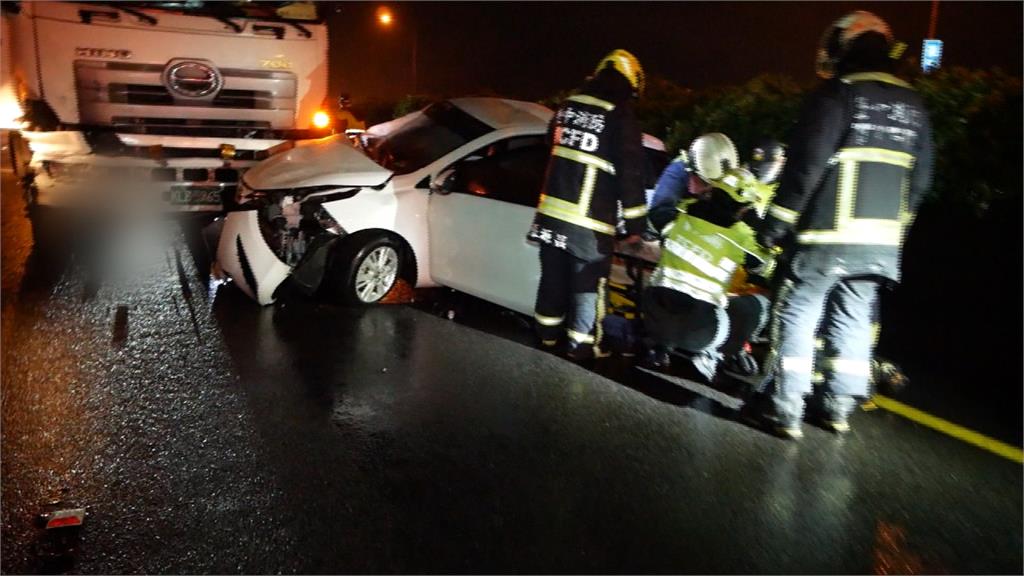 國道大雅南下車禍　大貨車擦撞小客車2傷