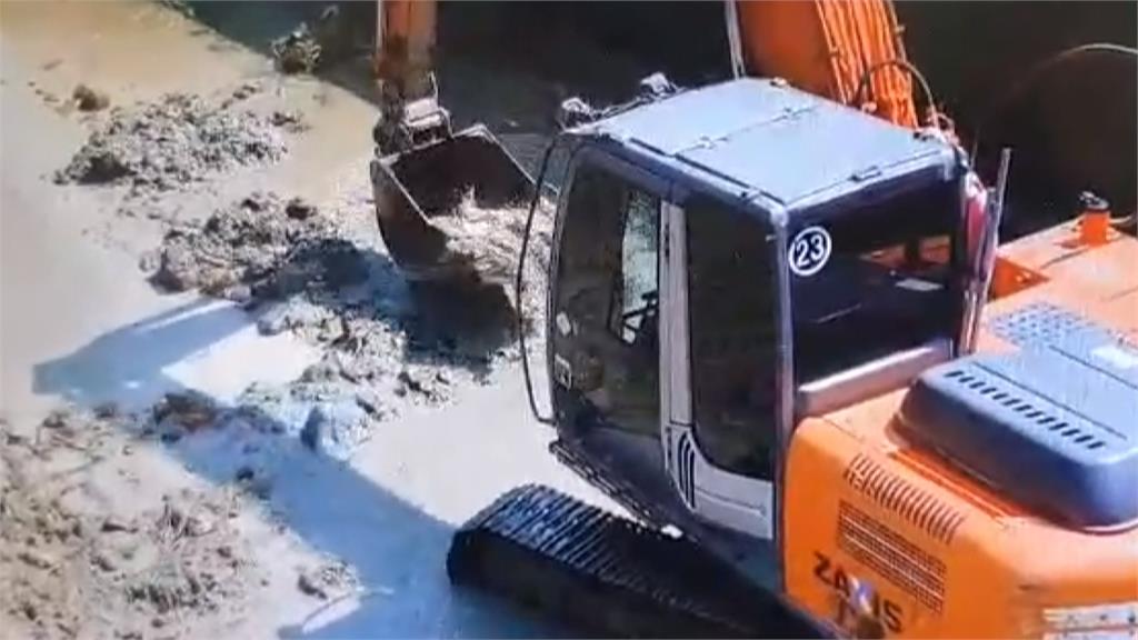 怪手開挖三峽福德坑溪埋垃圾 業者辯清淤量不足