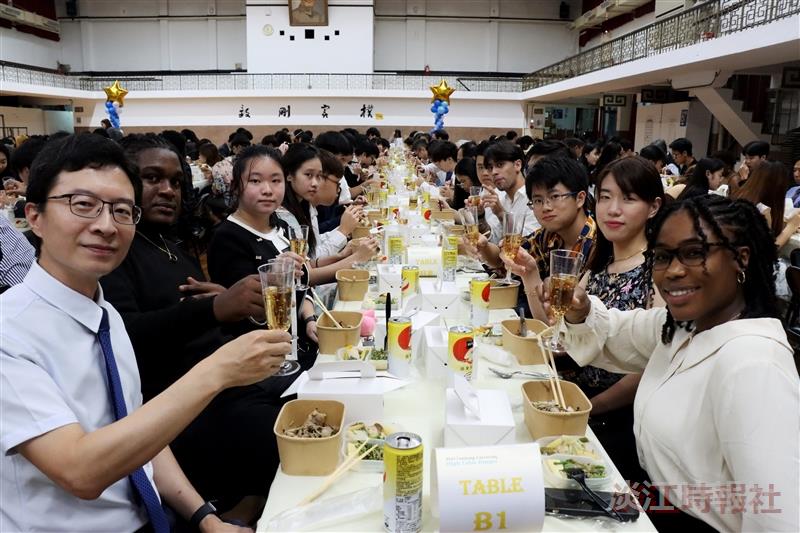 【淡江傳真】復刻蘭陽大一開學儀式　高桌餐會淡水舉杯