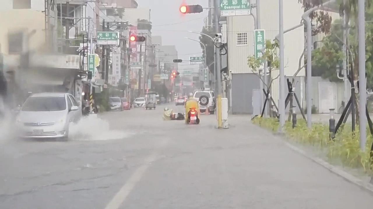 嘉義午後暴雨！　「多路段嚴重積水」騎士摔跤