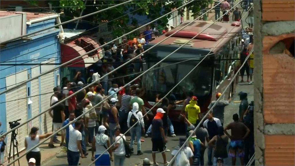 委內瑞拉運送物資爆衝突 至少2死、300傷