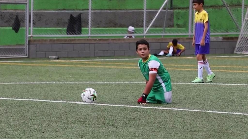 哥倫比亞無腿小足球員 用雙手移動頭錘進球