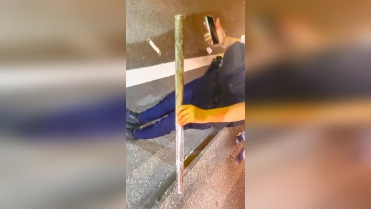 行駛國道壓到鐵管 小客車失控翻覆 駕駛受傷