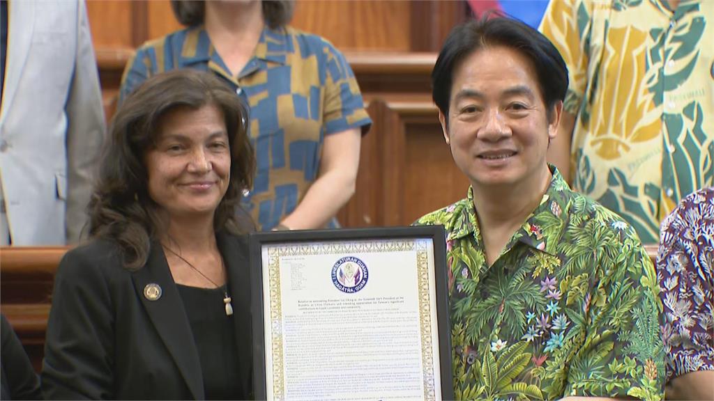 快新聞／成首位踏入關島議會台灣總統　賴清德獲贈友台決議、我國旗木雕