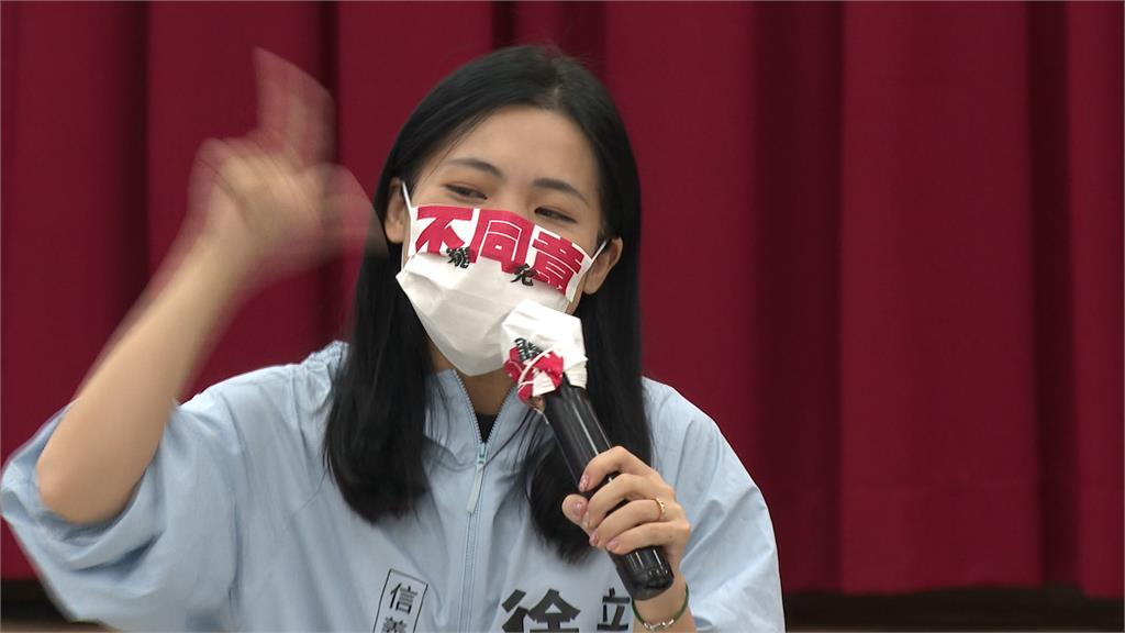 徐巧芯確診仍宣講反罷　工作人員急發口罩