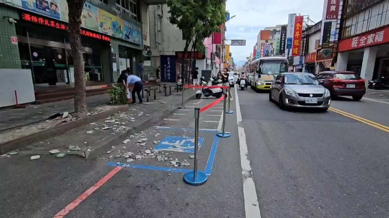 白海豚靠近！宜蘭颳強風　郵局外牆下瓷磚雨.招牌掉落