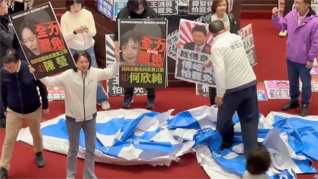 快新聞／又調皮造反了？　藍委陳雪生「怒揍傅崐萁照片」