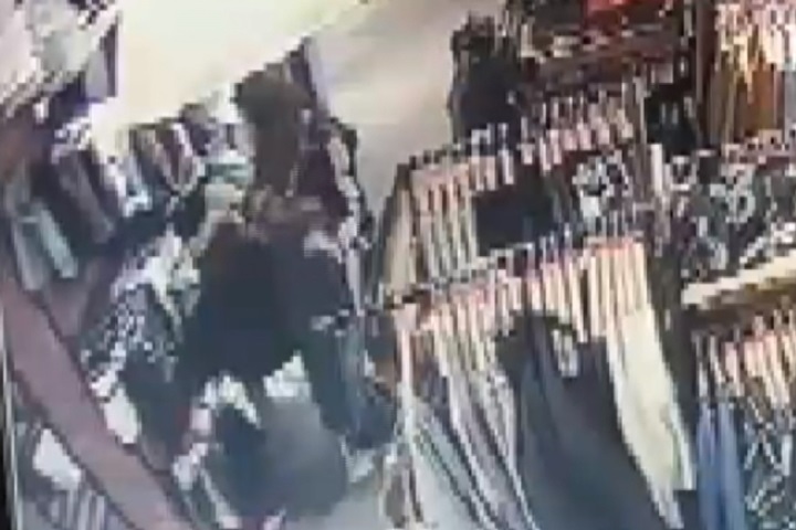 女賊出沒！外套掩護偷東西 過程全都錄