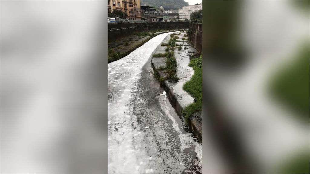 五股水碓窠溪下雪了？ 工程誤排消防白色泡沫