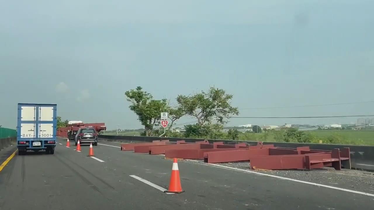 嘉義聯結車"大型H鋼"滑落! 大幅影響車道回堵逾5小時