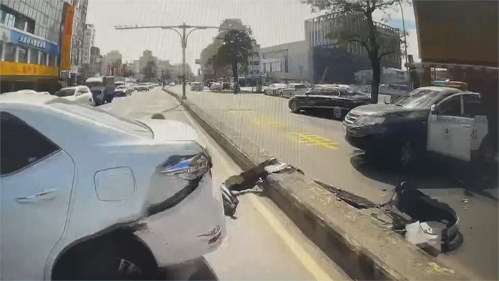 台南警匪追逐！女嫌衝撞2車想逃　警二度出腳踹人！執法過當？