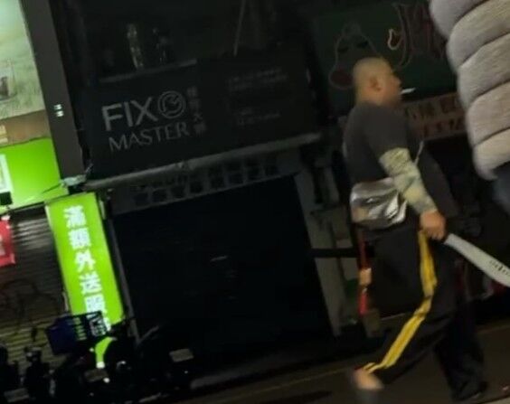 清潔工遭比中指超不爽　凌晨持開山刀路上閒晃「要找對方問清楚」