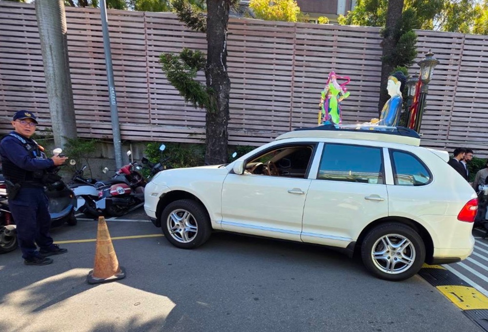 拉手煞車疑未熄火 轎車滑行撞3人6輛機車