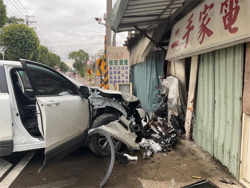 轉彎處失控擦撞路旁店家　自小客車頭毀損