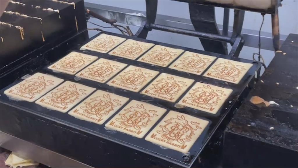 萬元鈔票直接吃下肚　「鈔票煎餅」好吃又好玩