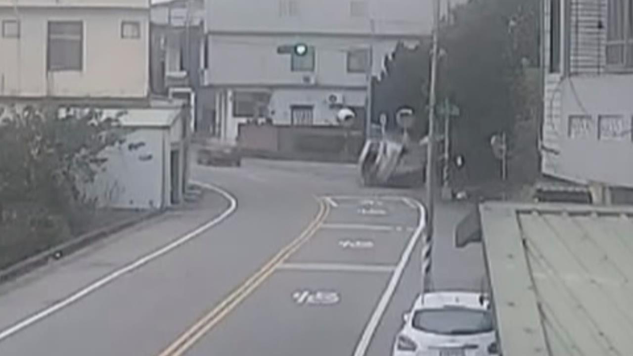 度估?　駕駛直直撞　偏離車道還翻車　酒測值為零