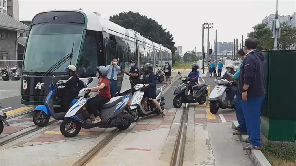 高雄輕軌今年第10撞！輕軌列車與機車擦撞幸無人員傷亡
