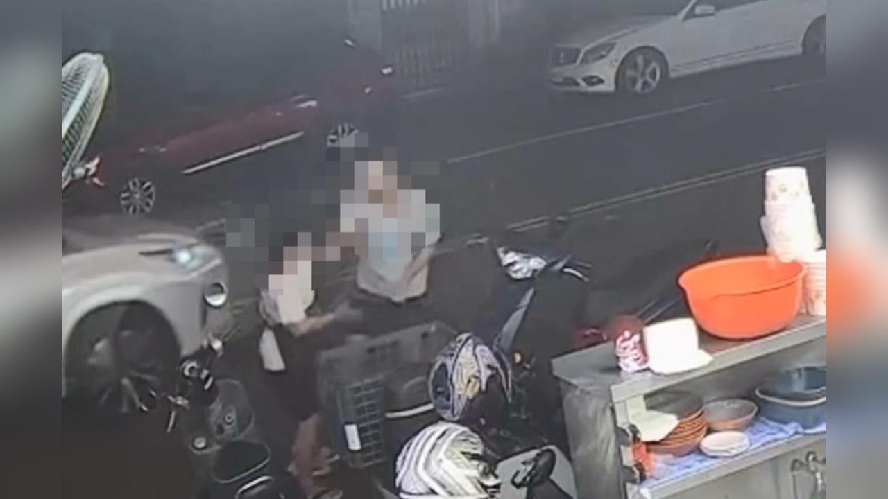 停車問題爆衝突！隔壁房東兒和鴨肉店業者爆衝突。