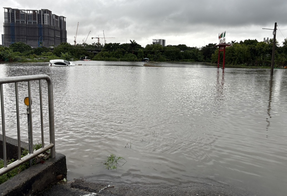台中豪雨成災 稻田變河流吞沒小客車駕駛驚險脫困