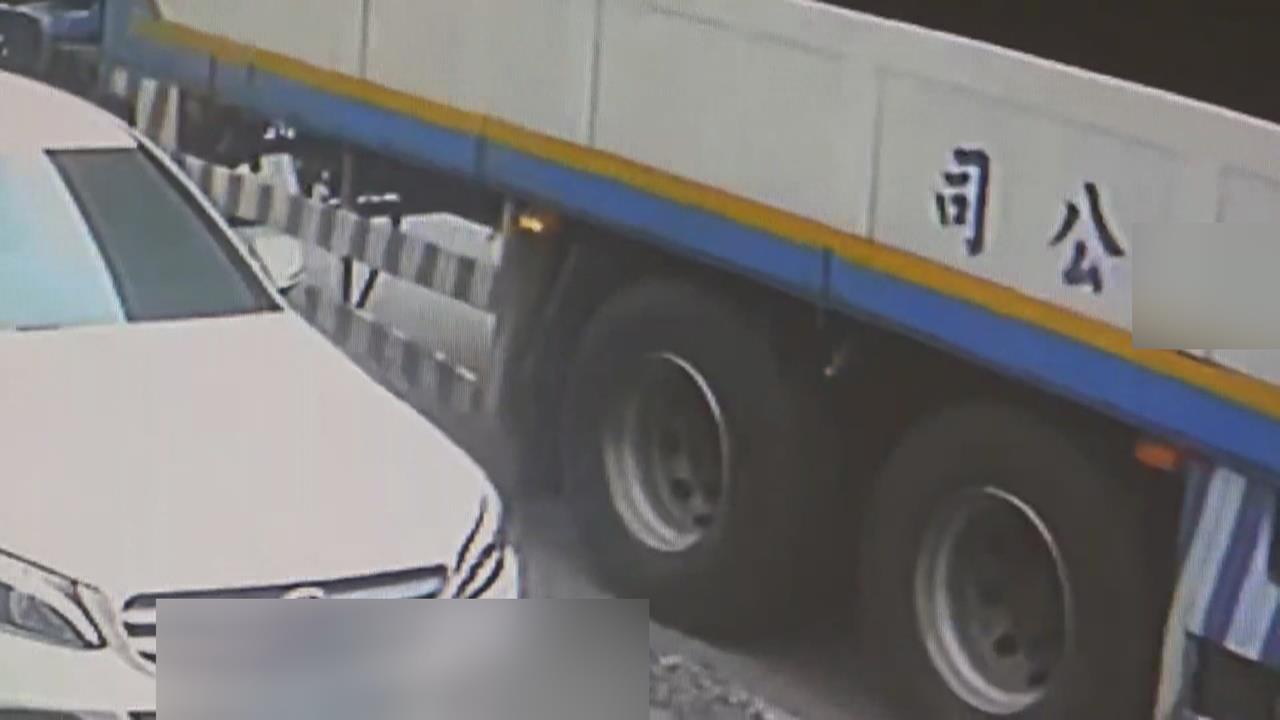 嘉義死亡車禍! 女騎士疑為閃違停"遭2車夾擊輾斃"