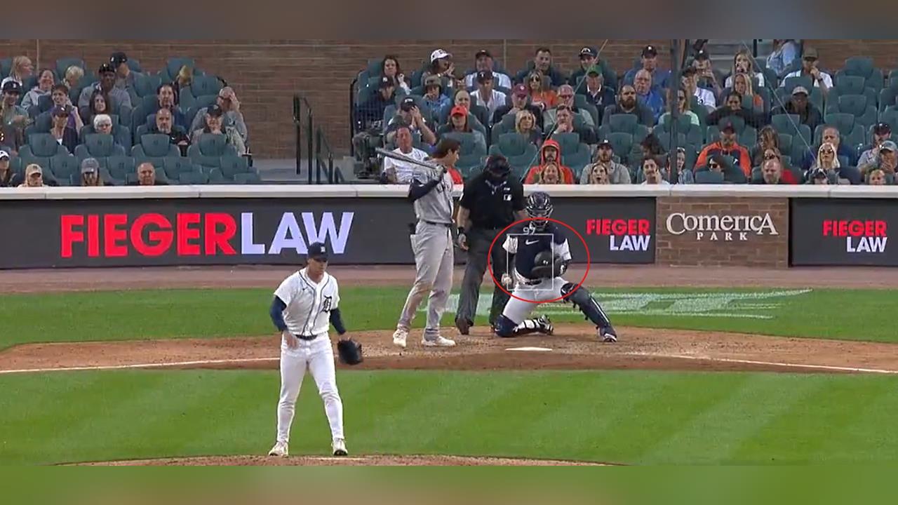 MLB(影)／洋基菜鳥揮棒太用力「甩飛頭盔」　老虎捕手神反應一把接住全場笑翻