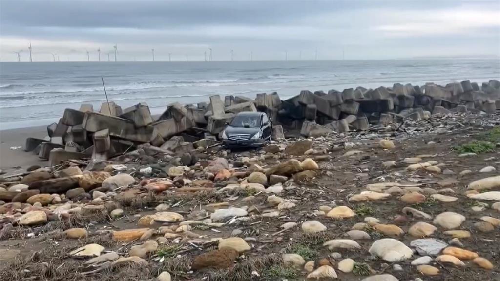 神奇！苗栗海邊驚見「轎車停消波塊上」　網笑：007任務失敗