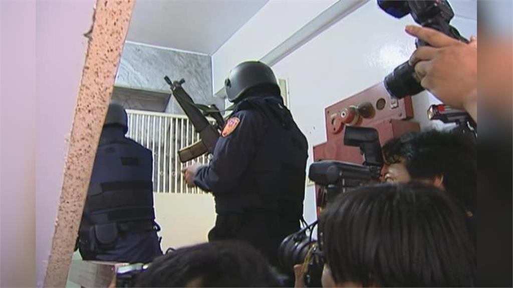 翻碎紙機、蹲警局　記者穿梭槍戰現場比警察還快