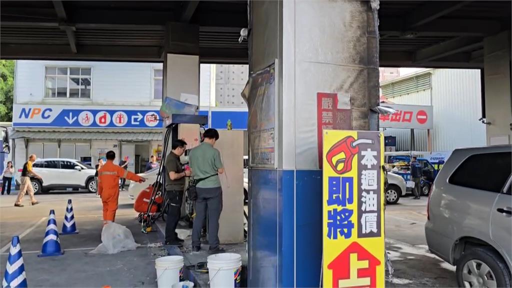 桃園77歲男駕車突撞「加油島」加油機倒塌起火
