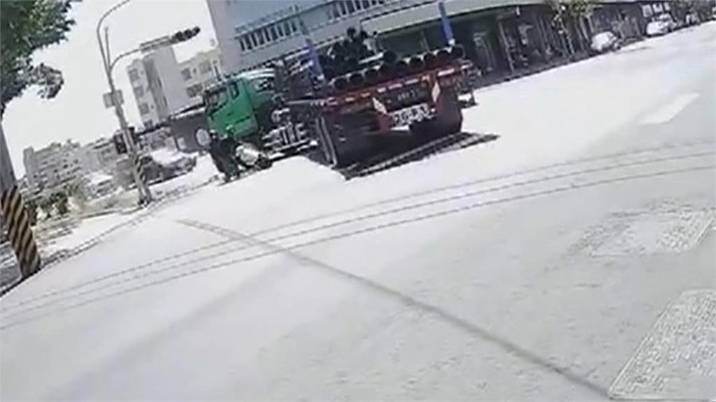 驚險一瞬間！　曳引車碰撞事故　車上鋼管滑落地