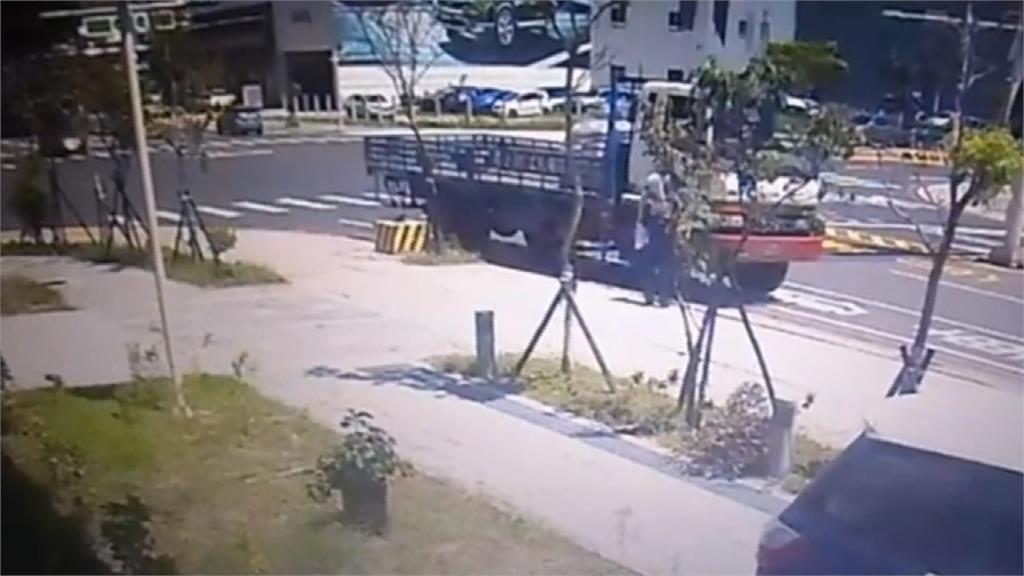 司機心臟病發 鳴喇叭求救 警救回一命