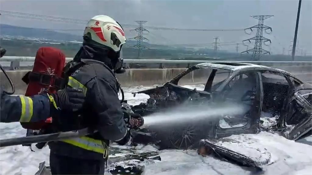 國道火燒車! 賓士車疑撞工程車引發火勢