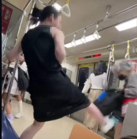 婦人北捷逼讓坐遭辮子哥踢飛　通緝犯身分曝光「大鬧超商又被逮」