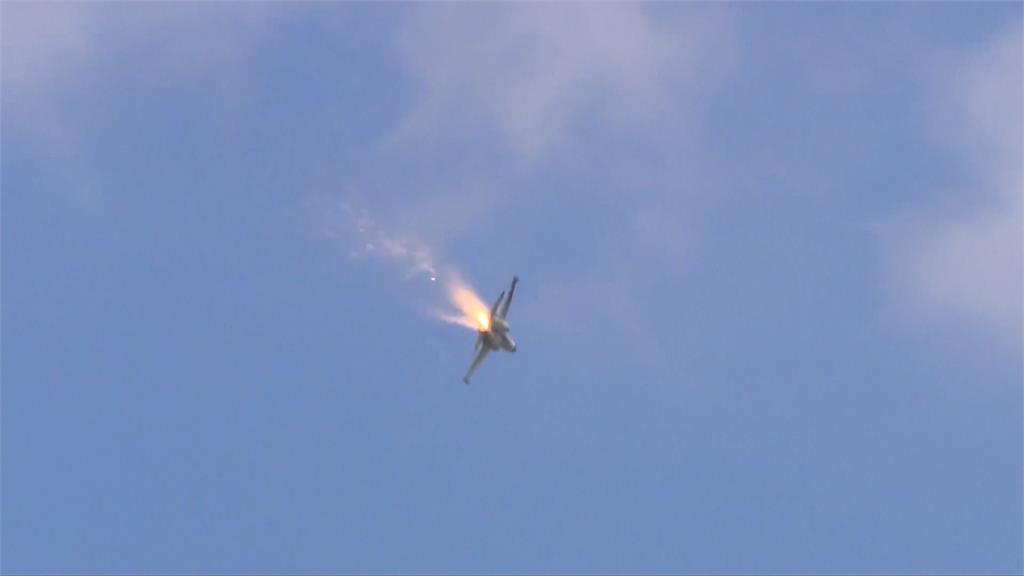 清泉崗IDF戰機尾管起火　緊急降落人機平安