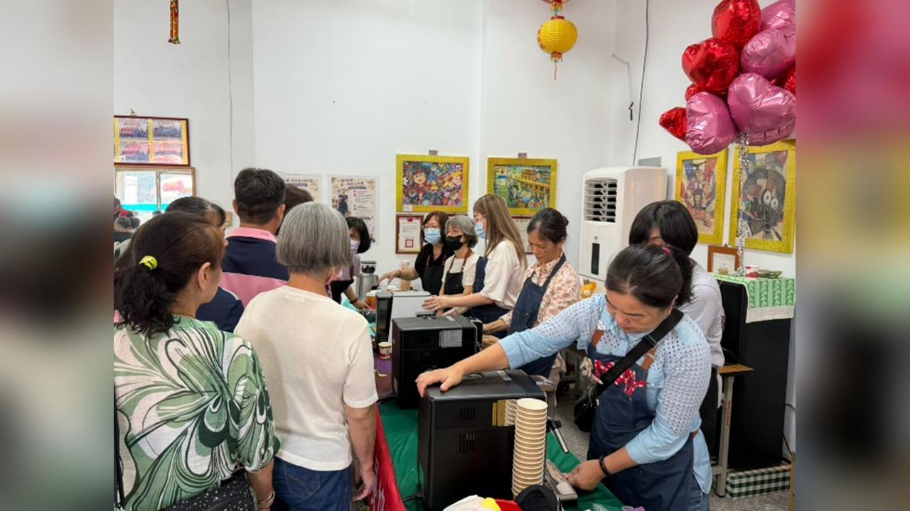 新北行動銀髮車開進鶯歌！區公所攜手在地社區與農場 加碼咖啡點心深化性平意識