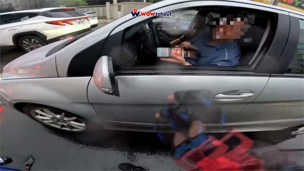 重機騎士被逼車爆衝突　駕駛秀「這證件」慘了