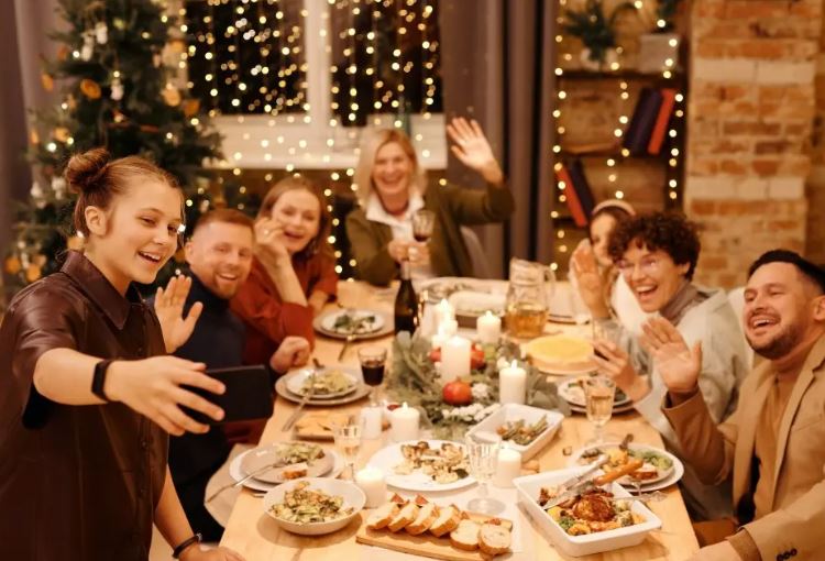 「FOMO」是什麼?害怕錯過聚會、擔心朋友生活比你精彩...小心跌入「錯失恐懼」的焦慮陷阱