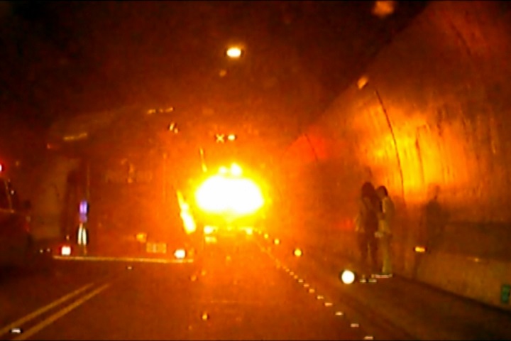 醫療車行經隧道突燒起來 車上3人幸無傷
