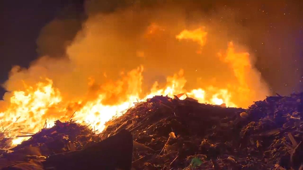 最新/台南深夜「烈火沖天」橋下廢棄物突起火 警消加派4怪手協助灌救