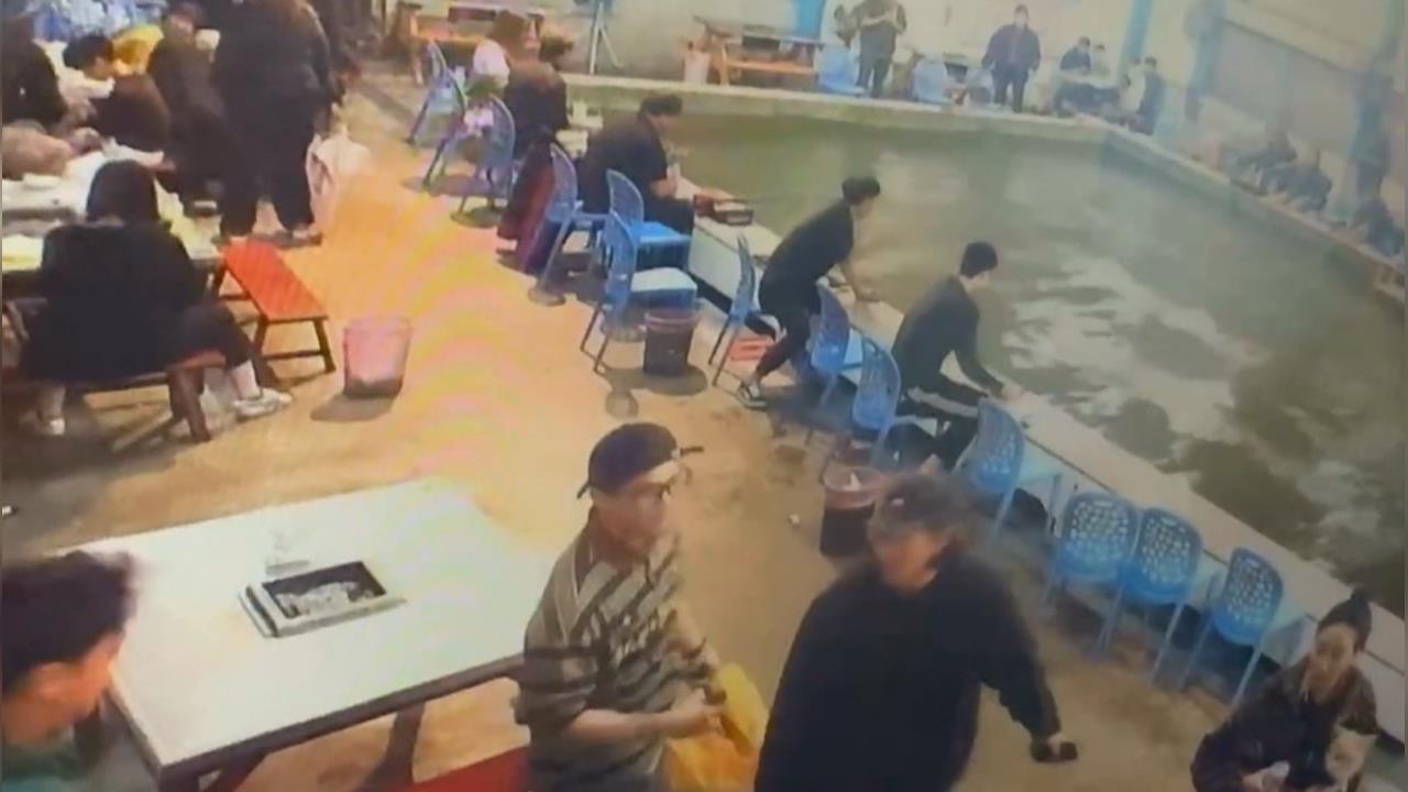 宜蘭規模7.0地震全台有感　超商商品被搖下貨架、玻璃瓶摔碎飲料流滿地