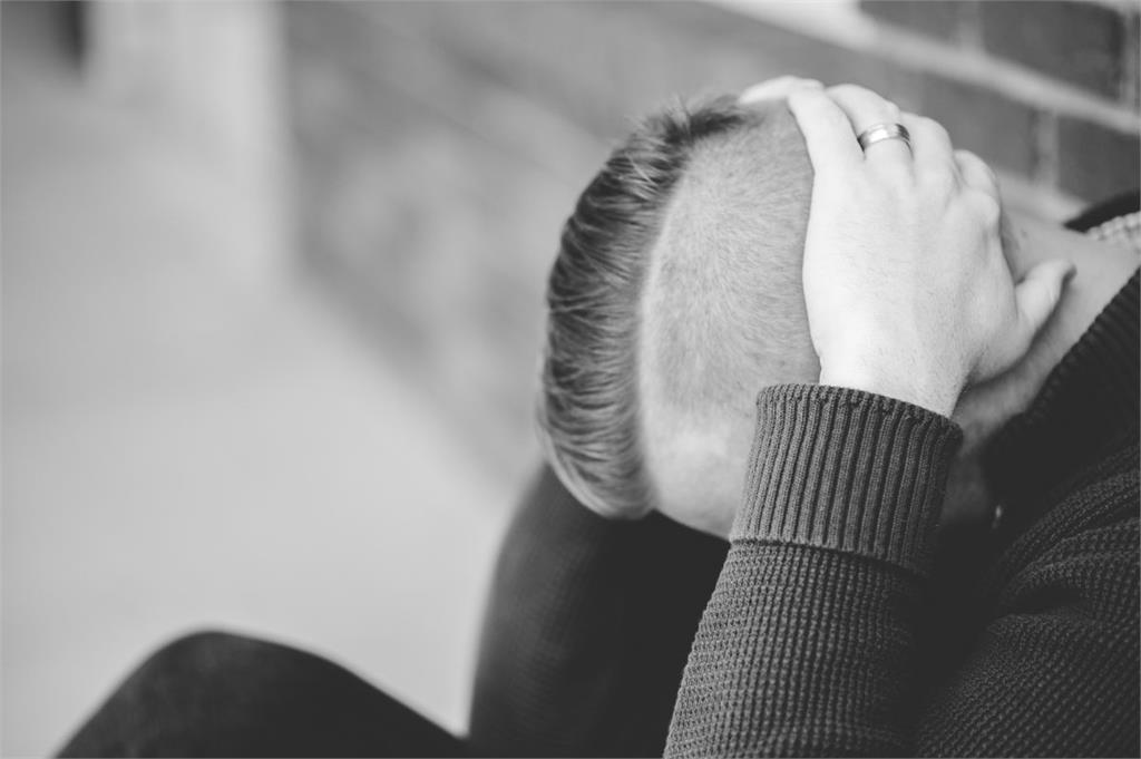 目睹夫砍死大小姑!婦人染血倒地崩潰「我該怎麼辦」 哀哭全場心碎