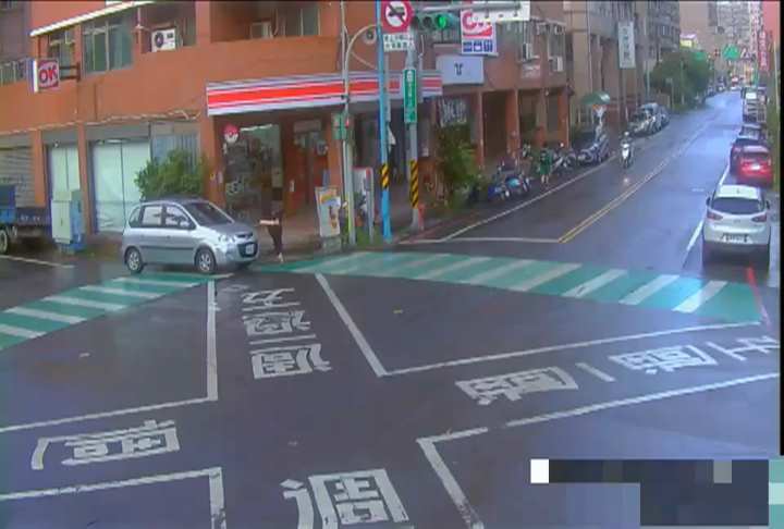 八里早餐店砍人濺血! 男持西瓜刀闖早餐店砍傷客人
