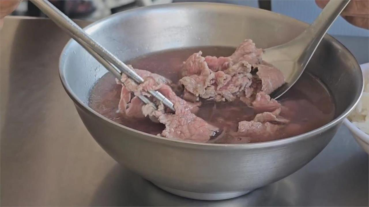 中國人旅遊首嘗試「台南牛肉湯」　1鬼神吃法「在地人崩潰」：要報警了