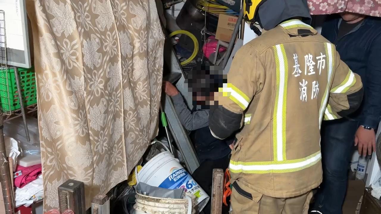 慶生驚魂！男酒後爬鋁梯踩空受困 消防員強拉助脫困